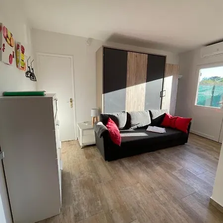Le Club Des Cigales Apartament *
